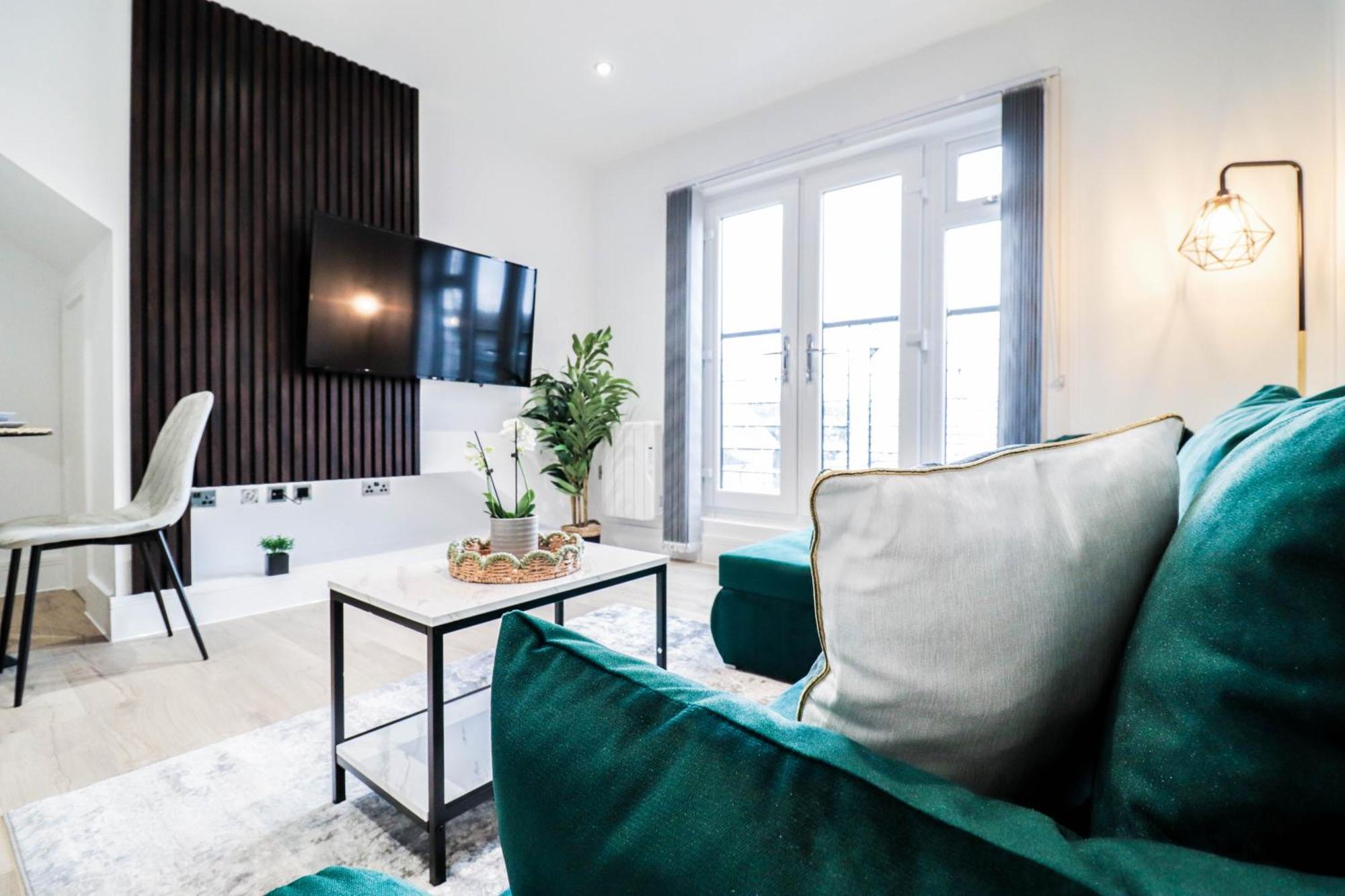 Modern 1-Bed Apartment In Buckinghamshire With Free Wifi, Parking & Garden High Wycombe Extérieur photo